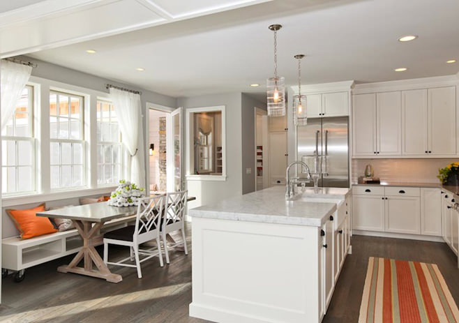 Роскошный интерьер белой кухни с яркими акцентами и полосатым ковриком