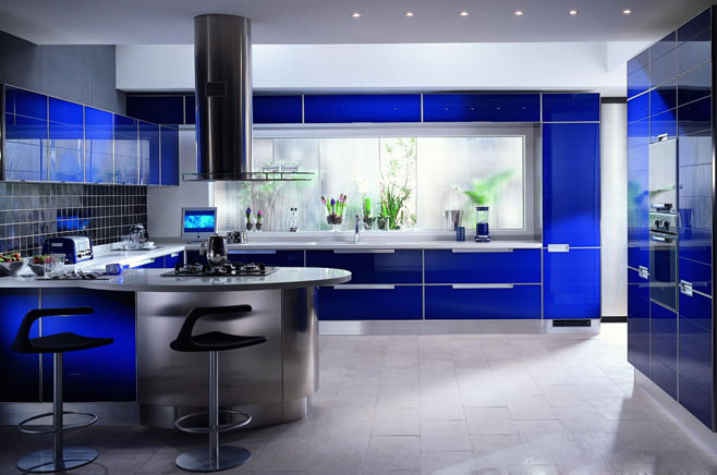 Роскошный дизайн интерьера кухни в глубокой синей гамме
