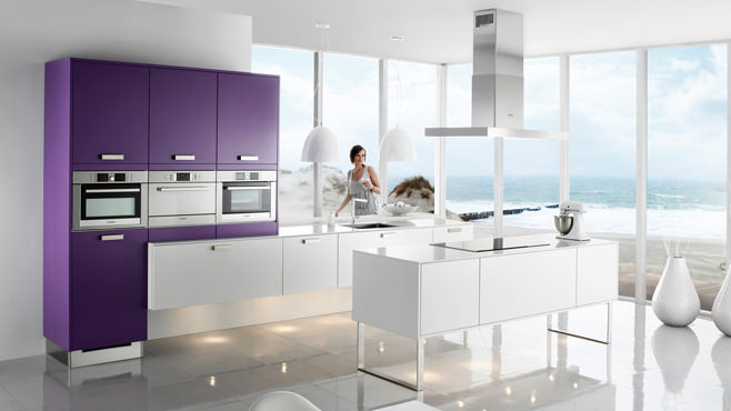 Фиолетовый интерьер кухни с добавлением белого