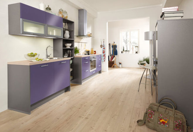 Фиолетовый интерьер кухни с добавлением натурального дерева