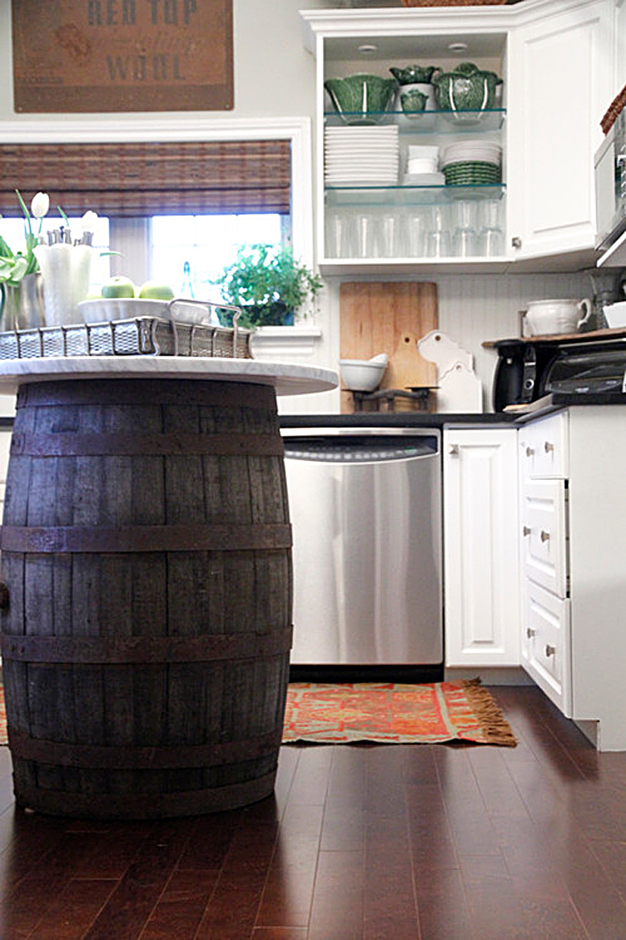 Уникальный дизайн кухонного острова с основанием из деревянной бочки