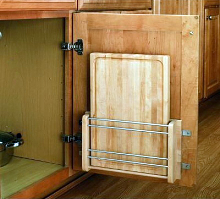 Разделочная доска в специальном отсеке на внутренней стороне дверцы шкафа