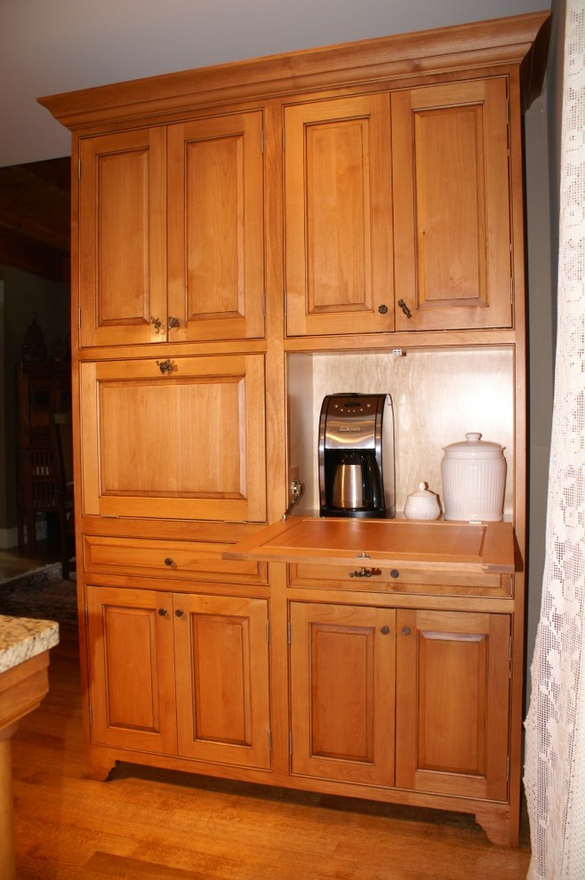 Деревянный шкаф для хранения малой кухонной техники