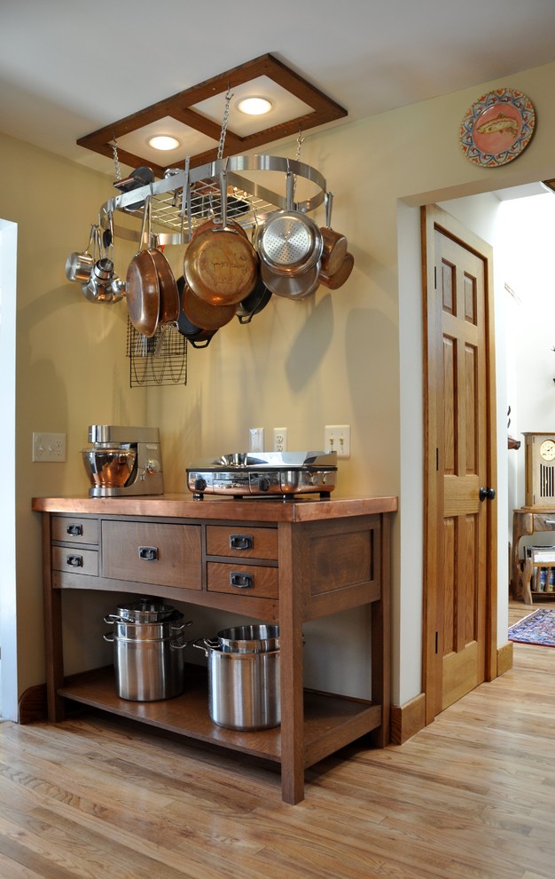 Угловая деревянная стойка для хранения кухонных приборов