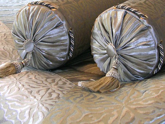 Декоративная подушка-валик своими руками