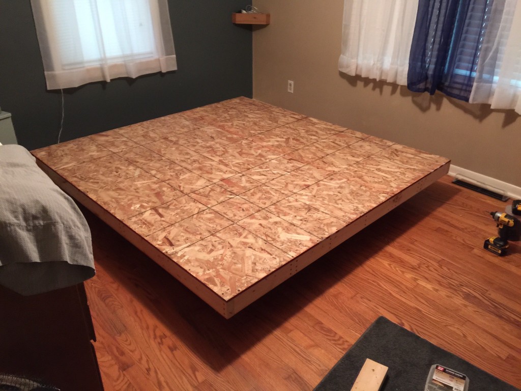 Парящая кровать на деревянной основе