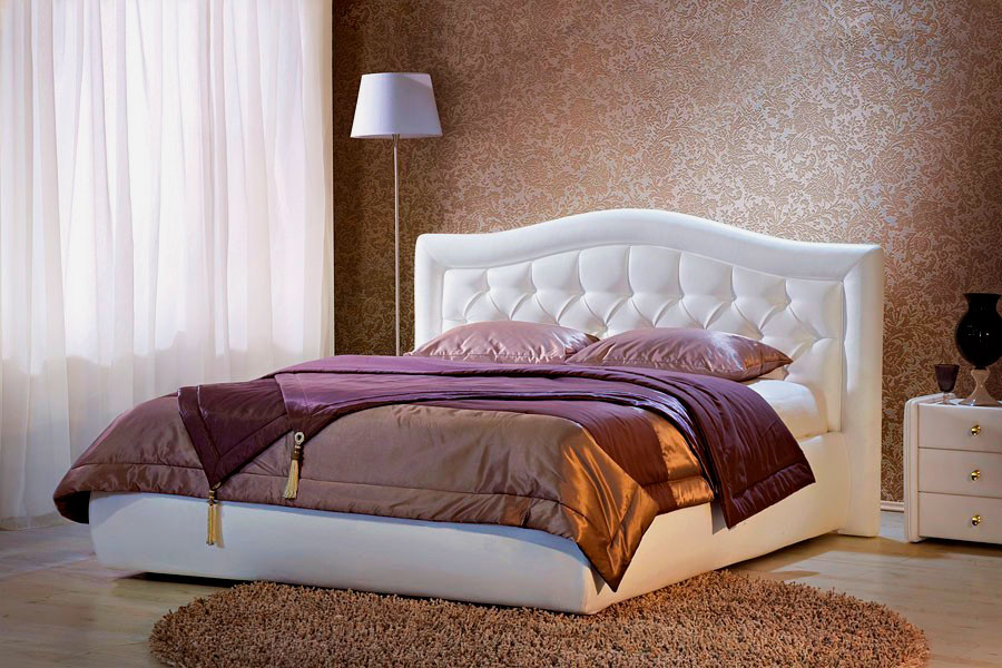 Роскошная двухспальная кровать с спальной комнате