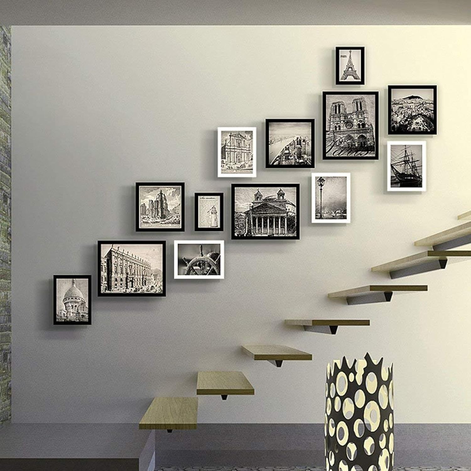 Развешанные картины. Фоторамки на стене лестницы. Композиция из картинок на стене. Композиции на стене над лестницей. Развеска картин на лестнице.