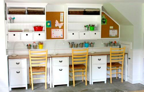 расположение письменных столов в детской комнате для трех детей