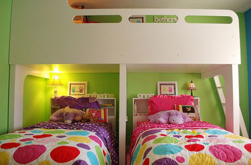 яркие цвета в детской комнате для трех детей