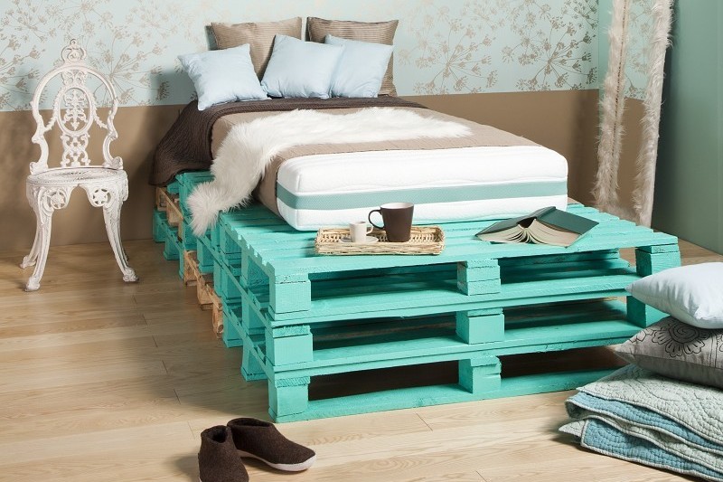 Кровать берюзового цвета