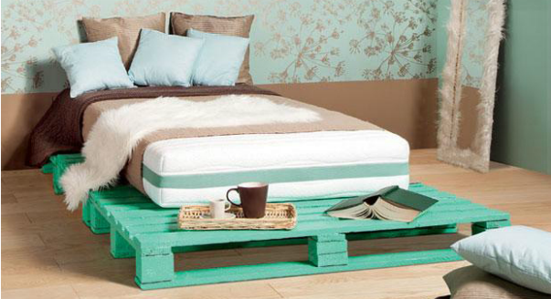 Кровать из деревянных поддонов