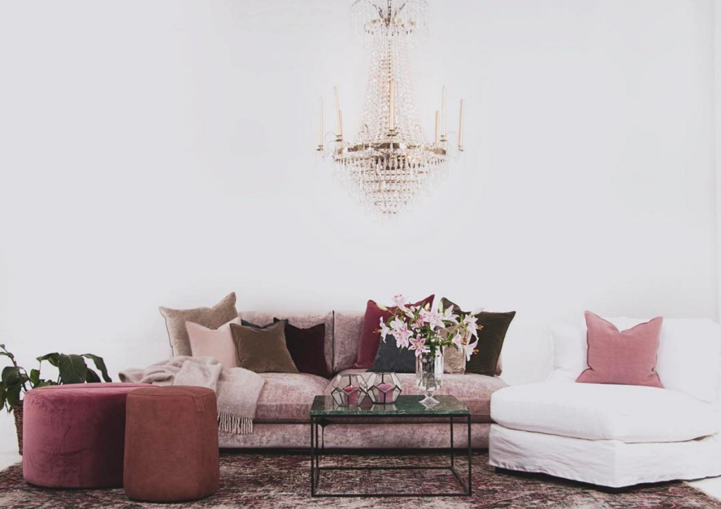 бледно розовый диван