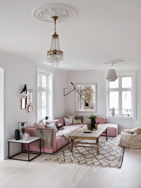 дизайн с розовым диваном