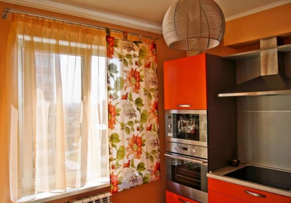 Яркие цвета штор и кухонного гарнитура должны гармонировать между собой