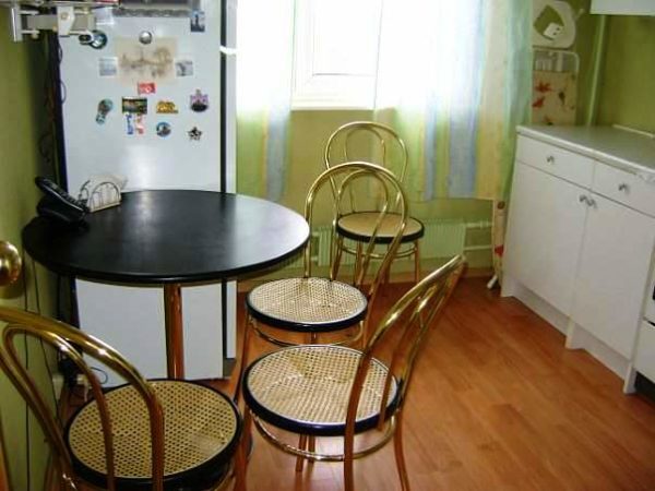 Французское бистро на дому - это небольшой круглый столик с деревянной столешницей, стоящий у окна и пара дизайнерских стульев на высоких ножках — один из самых популярных мебельных трендов для маленьких кухонь