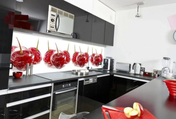 Стеклянные панели выглядят изыскано и подойдут для дорогих вариантов дизайна кухни