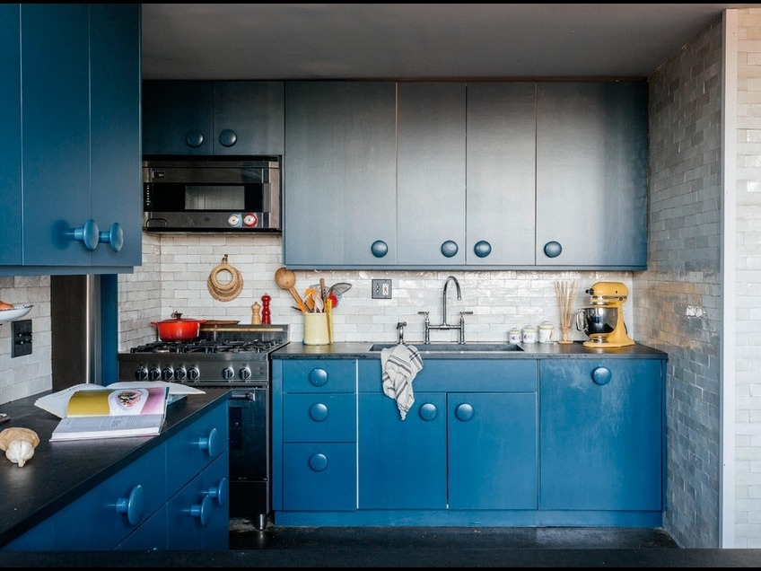 синяя кухня сочетания цветов