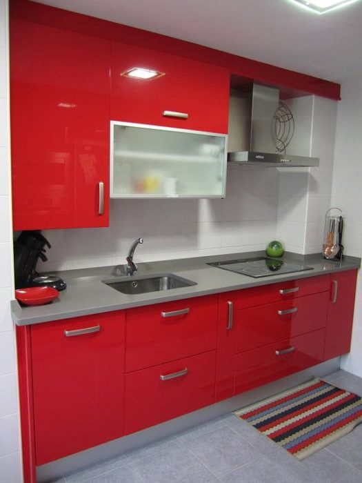 красная кухня сочетание цвета