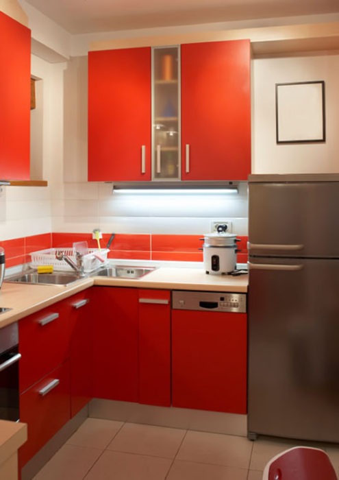 красная кухня сочетание цвета
