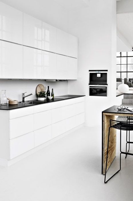 белый кухонный гарнитур для маленькой кухни