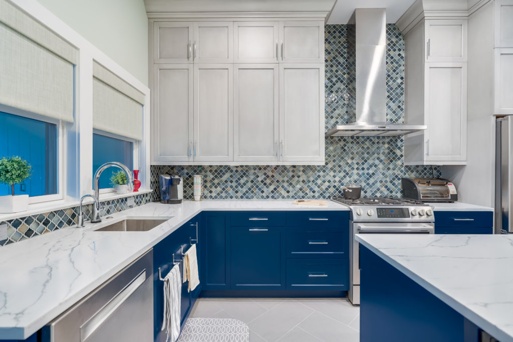 бело синяя кухня