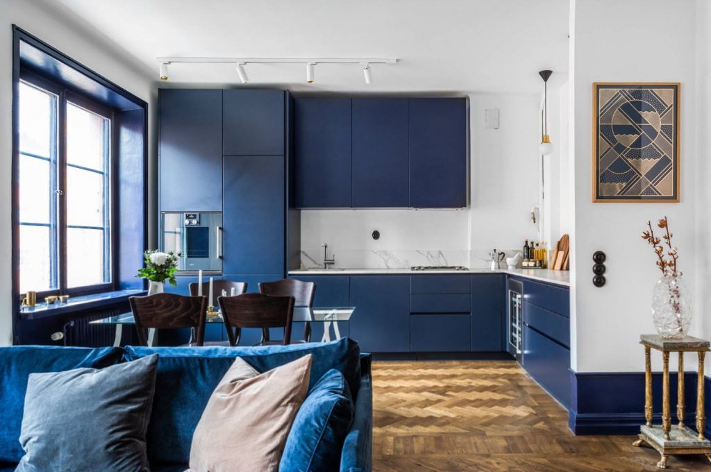 синяя кухня какие обои