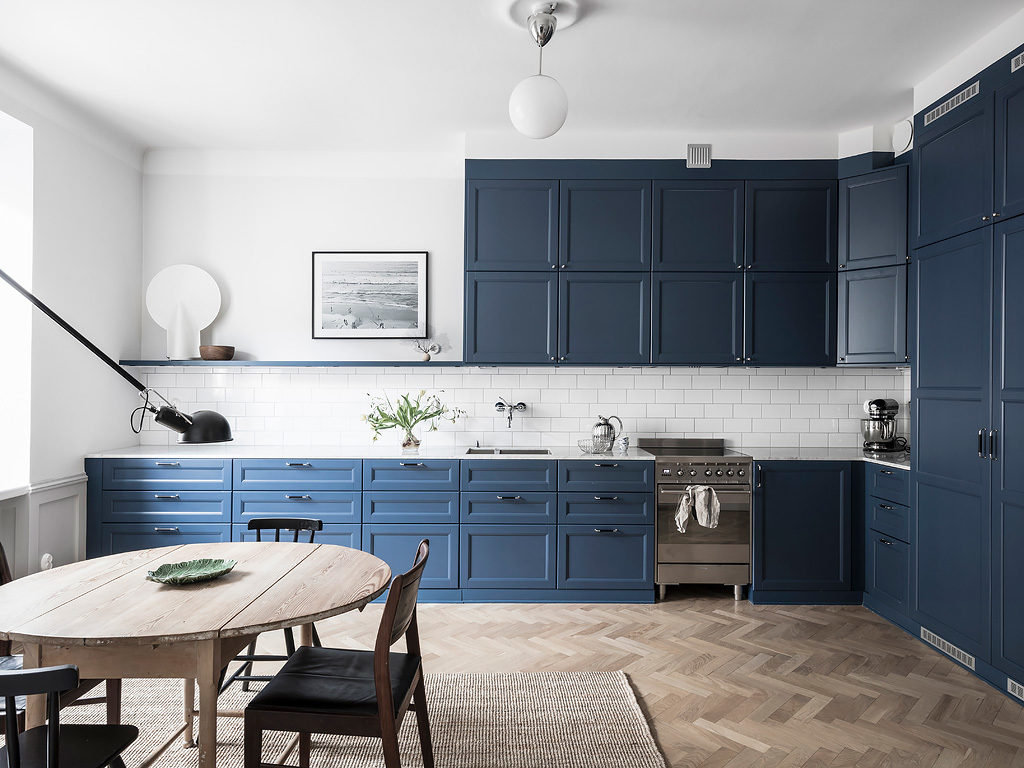 синяя кухня цвет стен