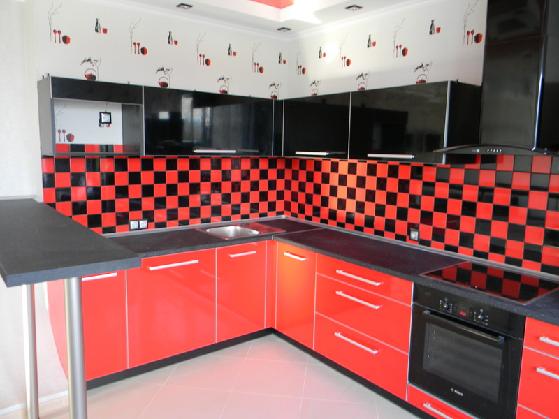 красная кухня какого цвета стены