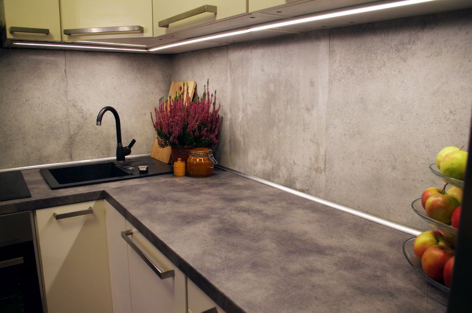 кухня серый бетон