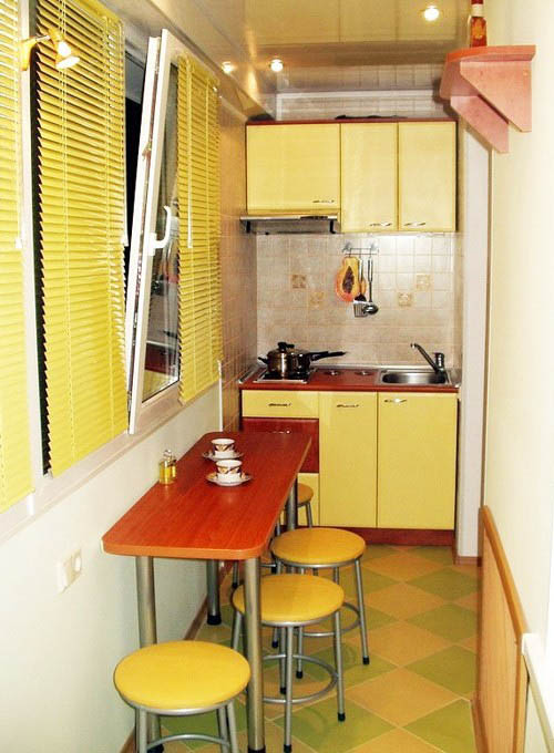 Вариант для маленькой квартиры: кухня на балконе