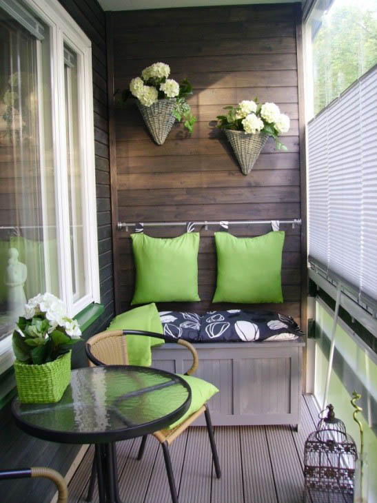 Зеленые акценты в оформлении балкона, дизайнерская мебель