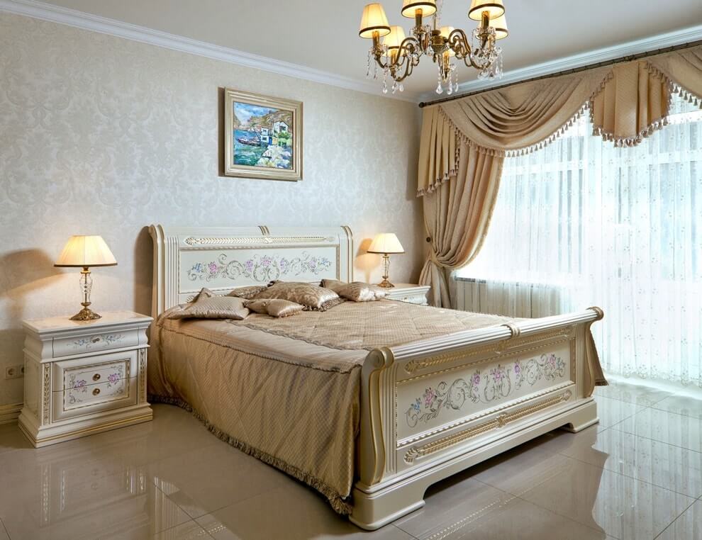 Кровать со стационарным изголовьем, украшенным художественной резьбой, позолотой и росписью