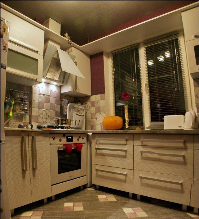 Жалюзи в оформлении окна на п-образной белой кухне