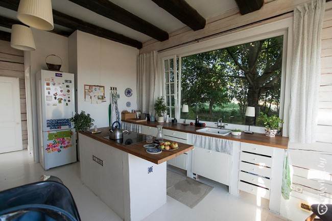 Кухня в стиле кантри с островом и рабочей зоной возле окна