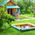 Детская игровая площадка с песочницей