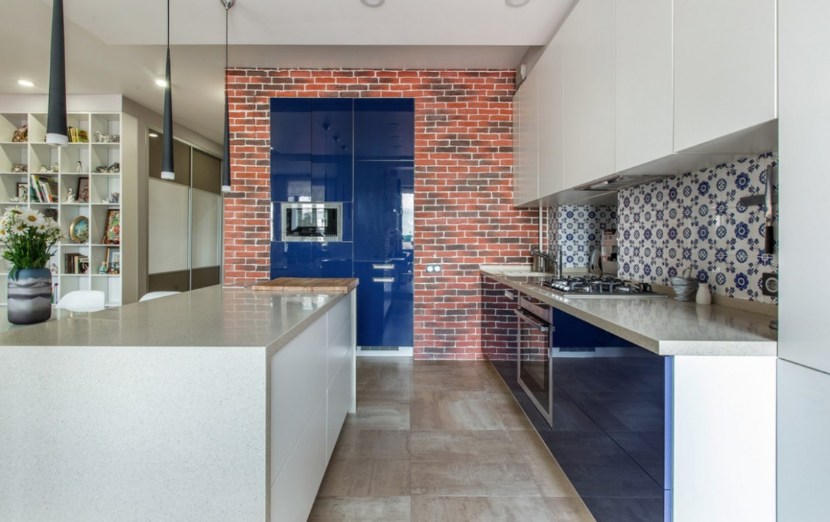 Сине-белый фасад кухни