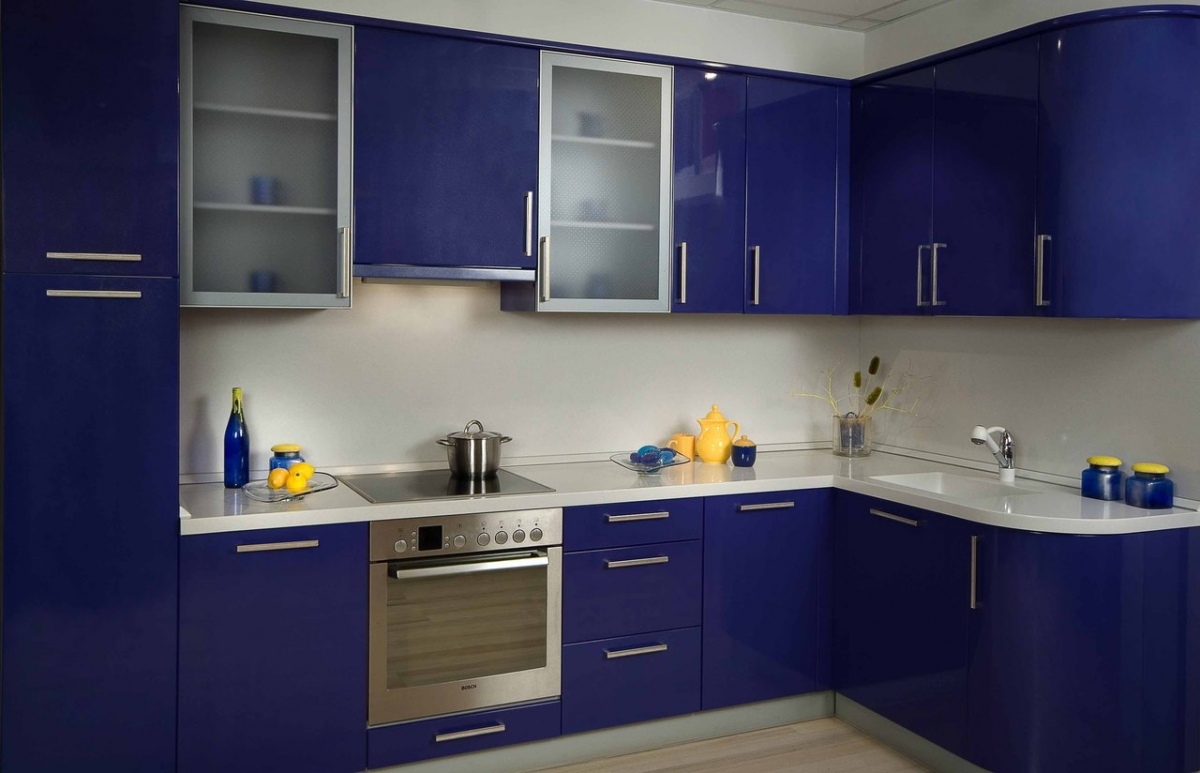 Сине-белая угловая глянцевая кухня