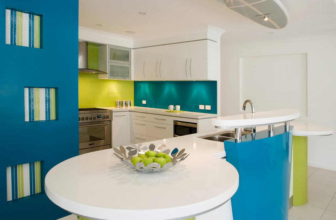 Синий, зеленый и белый цвета в интерьере кухни