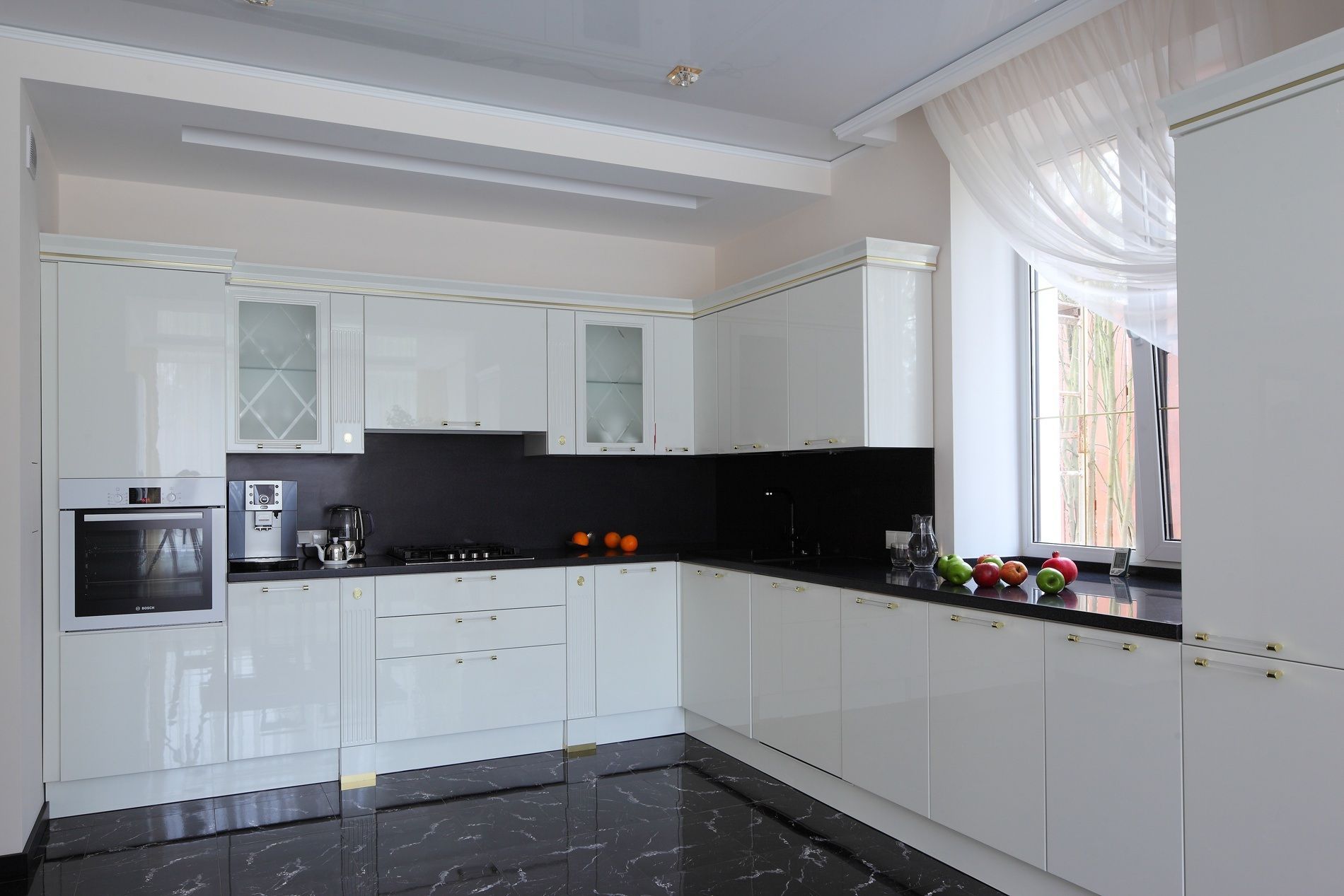 Белая глянцевая кухня в классическом стиле