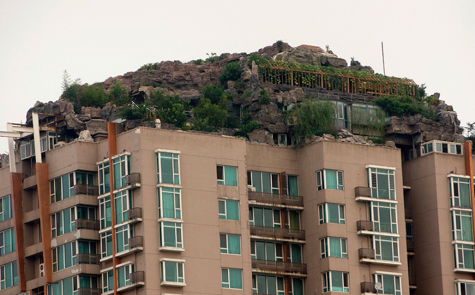 В 2013 году житель Пекина построил на крыше многоквартирного дома виллу. Из-за жалоб жильцов на протечки воды и угрозы обрушения несущих конструкций, виллу пришлось снести