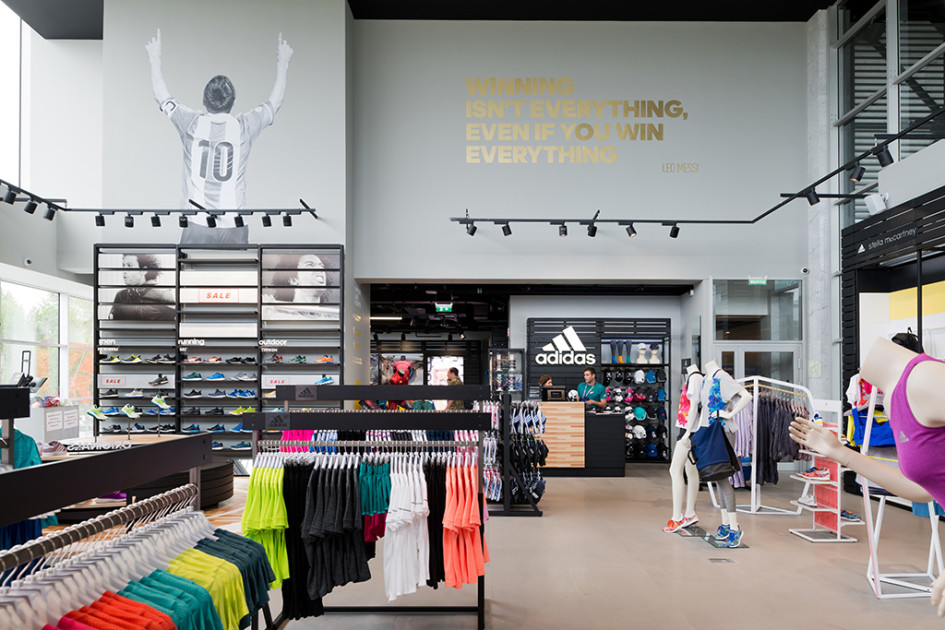 На первых этажах московской штаб-квартиры adidas расположены два фирменных магазина