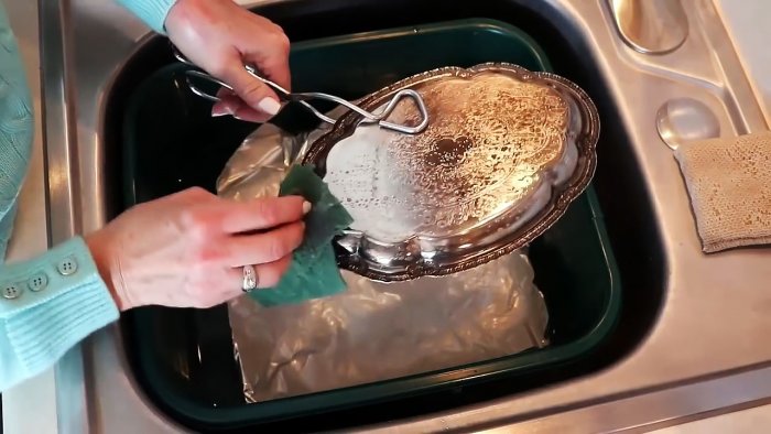 Как быстро очистить столовое серебро