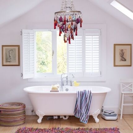 Люстра цветного хрусталя над ванной