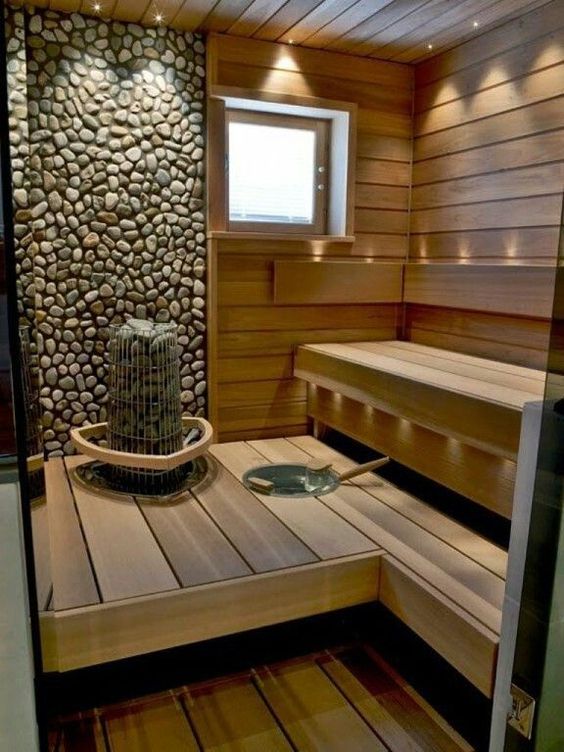 В бане используется комбинированная отделка дерево с камнем, это касается зоны где установлена печь