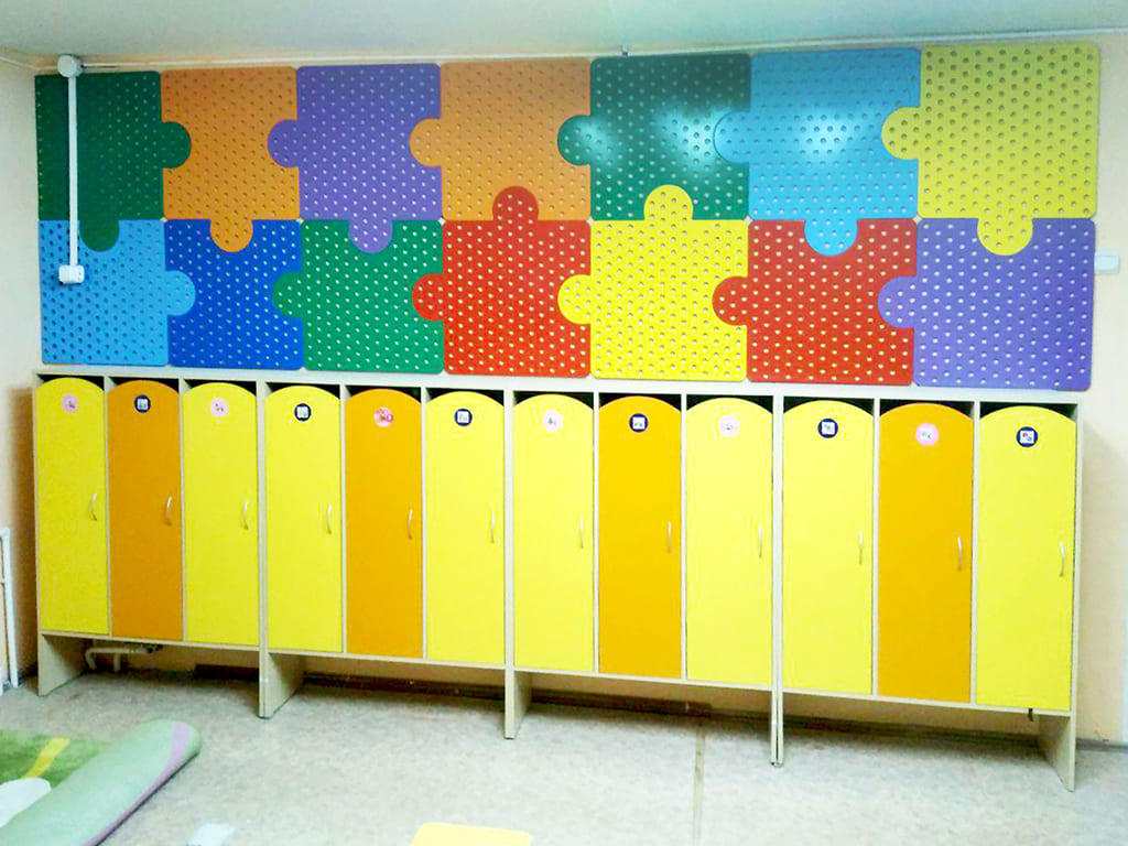 Оформление стен в раздевалке детского сада