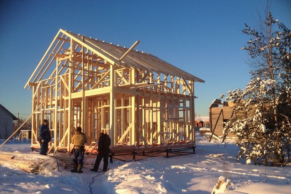 Строительство каркасного дома можно вести в любой период года.