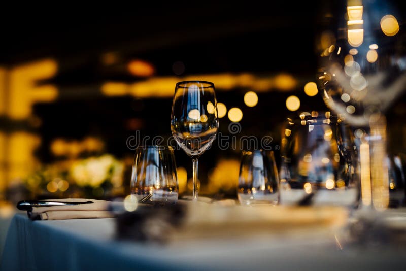 LUXURY TABLE SETTINGS 2019 for fine dining with and glassware, beautiful blurred background. For events, weddings. Preparation f royalty free stock photos