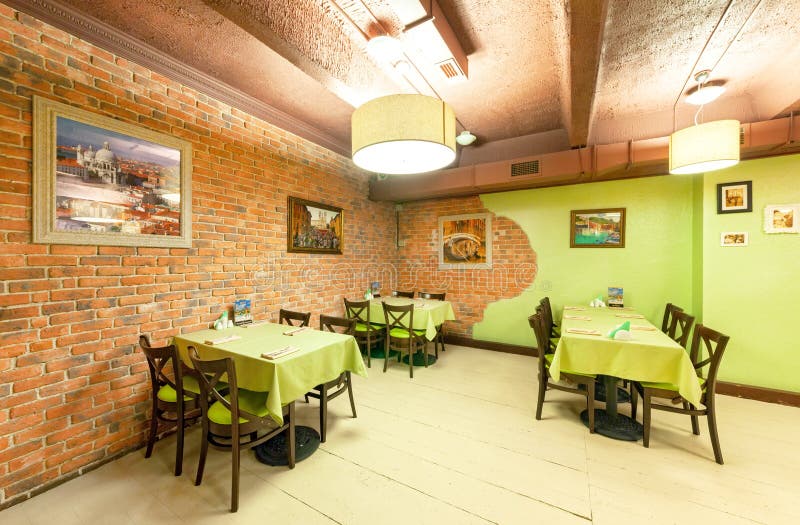 MOSCOW - AUGUST 2014: Interior of network inexpensive restaurant of Italian cuisine. `DA PINO`. The hall the loft decorated in style royalty free stock photo