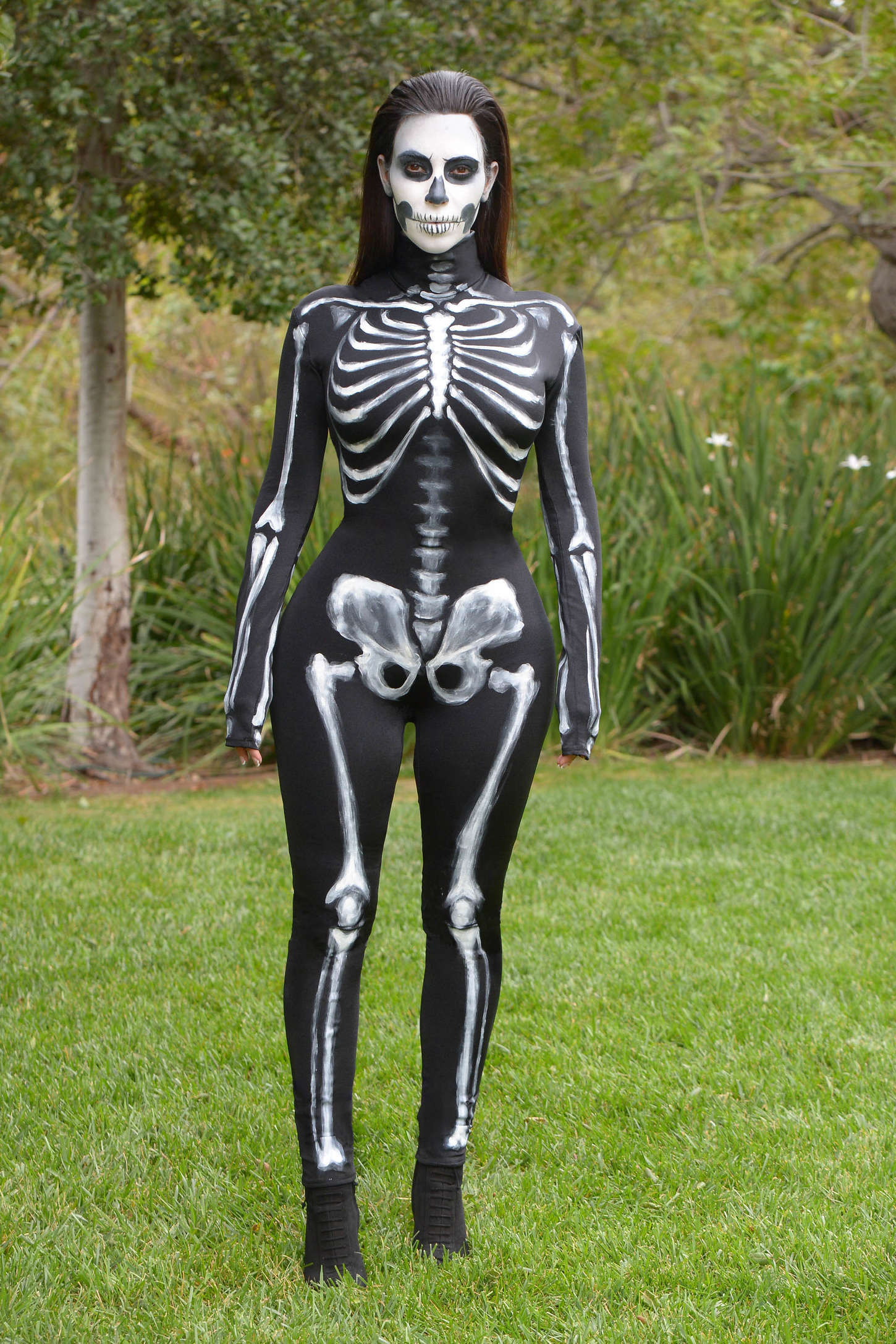 Ким Кардашьян в костюме скелета